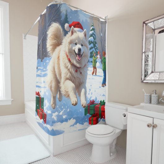 Samojed die in de sneeuw rent met kerstmuts douchegordijn (In situ)