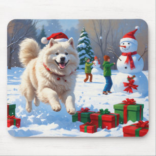Samojed die in de sneeuw rent met kerstmuts muismat
