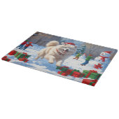 Samojed die in de sneeuw rent met kerstmuts snijplank (Hoek)