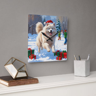 Samojed die in de sneeuw rent met kerstmuts vierkante klok