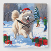 Samojed die in de sneeuw rent met kerstmuts vierkante klok (Voorkant)