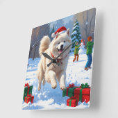 Samojed die in de sneeuw rent met kerstmuts vierkante klok (Hoek)