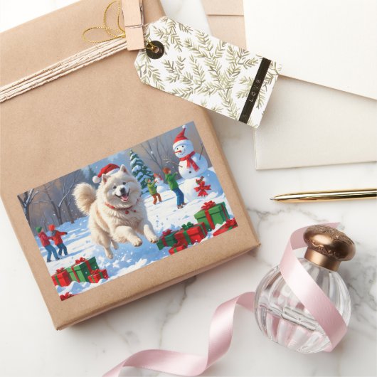 Samojed loopt in de sneeuw met kerstmuts rechthoekige sticker (Geschenken)
