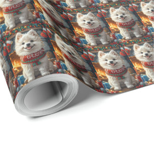 Samojed met kerstcadeaus bij de open haard cadeaupapier
