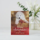Samojeed puppy hond met kerstcadeaus feestdagenkaart (Staand voorkant)