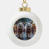 Samoyed Dogs Christmas Snow Holiday Keramische Bal Ornament (Voorkant)