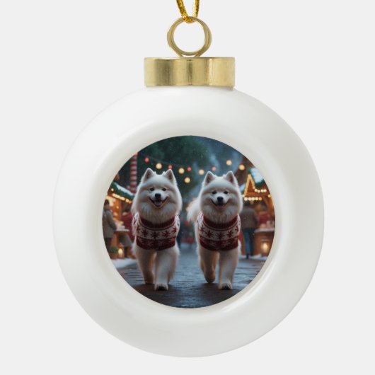 Samoyed Dogs Christmas Snow Holiday Keramische Bal Ornament (Voorkant)