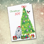 Samoyed Hond, Vogel en Kerstboom Feestdagen Kaart<br><div class="desc">Aan de voorzijde van deze kerstkaart draagt een mooie Samoyed een rood-wit Sinterklaashondje terwijl hij naast een kerstboom zit. Een pet van Samoyed draagt een rood-wit sinterklaashondje terwijl hij naast een kerstboom zit. Licht verpakte cadeaupakketten zijn verspreid over, en een goudvink landt op de kerstboom. De rode en groene tekst...</div>