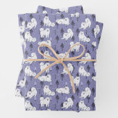 Samoyed husky hond met sneeuw op pijnbomen inpakpapier vel (In situ)