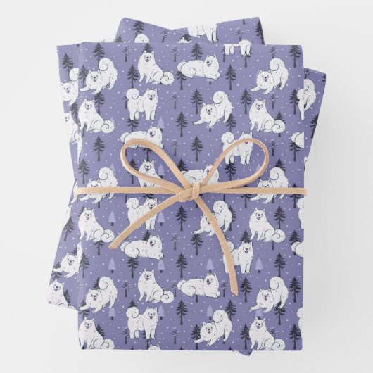 Samoyed husky hond met sneeuw op pijnbomen inpakpapier vel (In situ)