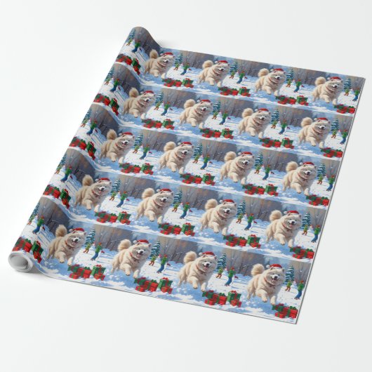 Samoyed loopt in de sneeuw met kerstmuts cadeaupapier (Uitgerold)