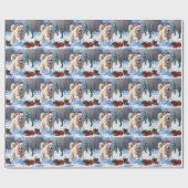 Samoyed loopt in de sneeuw met kerstmuts cadeaupapier (Vlak)