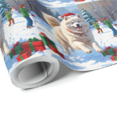 Samoyed loopt in de sneeuw met kerstmuts cadeaupapier (Rol Hoek)