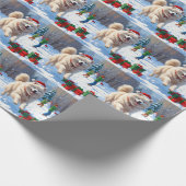 Samoyed loopt in de sneeuw met kerstmuts cadeaupapier (Hoek)