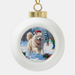 Samoyed loopt in de sneeuw met kerstmuts keramische bal ornament