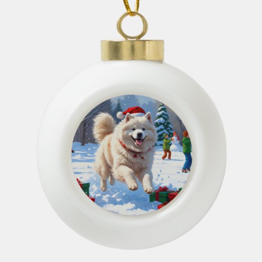 Samoyed loopt in de sneeuw met kerstmuts keramische bal ornament (Voorkant)