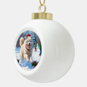 Samoyed loopt in de sneeuw met kerstmuts keramische bal ornament (Rechts)