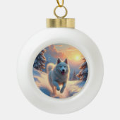 Samoyed Snowy Mountain Adventure Christmas Keramische Bal Ornament (Voorkant)