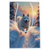 Samoyed Snowy Mountain Adventure Christmas Medium Cadeauzakje (Voorkant)