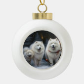 Samoyed Snowy Sleigh Kerstmisdecor Keramische Bal Ornament (Voorkant)