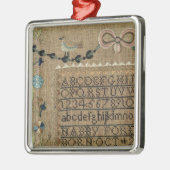 Sampler door N.Ford, 1799, New Hampshire Metalen Ornament (Links)
