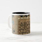 Sampler door N.Ford, 1799, New Hampshire Tweekleurige Koffiemok (Voorkant links)