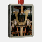 Samurai helm, midden 14e eeuw metalen ornament (Rechts)