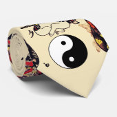 SAMURAI-KATTEN IN SKULL, SKELETON, BUTTERFLY-TATTO STROPDAS (Opgerold)