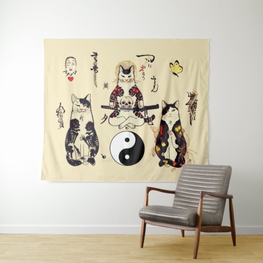 SAMURAI-KATTEN IN SKULL, SKELETON, BUTTERFLY-TATTO WANDKLEED (In Situ (horizontaal))