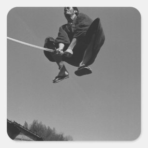 Samurai-krijger springt aan met zwaard 3 vierkante sticker