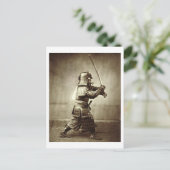 Samurai met verhoogd zwaard, c.1860 (albumenafdruk briefkaart (Staand voorkant)