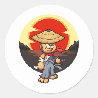 Samurai teddybeer karakter met zonsondergang ronde sticker