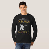 Samurai Wisdom: Onderschat nooit een oud Man T-shirt (Voorkant volledig)