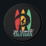 San Clemente Beach California Retro Surfing Magneet<br><div class="desc">retro surfbordontwerp voor surfers die van surfen houden en de oceaangolven aanjagen. Koele zomervakantie, zomervakantie voor mensen die van hete zon genieten, tropisch weer, zonneschijn onder de palmboom. Grunge en noodlijdend design om te draag terwijl je van het strand geniet en rond de vuurzee zingt. Geweldig souvenir, kerstcadeau en verjaardagscadeau...</div>
