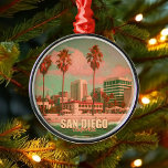 San Diego California Vintage Souvenirs jaren 1950 Metalen Ornament<br><div class="desc">San Diego Californië. Dit  ontwerp maakt een geweldig kerst- of verjaardagscadeau voor fans van San Diego Beach. Het retro zomervibes-ontwerp is een perfect cadeau voor reisliefhebbers en fans van tropische bestemmingen.</div>