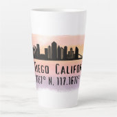 San Diego City Skyline Latitude en Lengtegraad Latte Mok (Voorkant)
