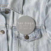San Diego Latitude Longitude Ronde Button 7,6 Cm (In situ)
