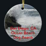 San Diego, Ocean Beach, CA Gifts Keramisch Ornament<br><div class="desc">San Diego,  de Band van de Oceaan,  de Gifts van CA - al getoonde tekst is een voorbeeld. Verwijder deze en voeg je eigen gegevens toe. Foto genomen op Dog Beach,  Ocean Beach,  San Diego,  California,  18-06-2011</div>