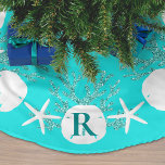 Sand Dollar Kerstmis Aqua Blue Monogram Kerstboom Rok<br><div class="desc">Deze kerstboomrok aan de kust heeft een grote hoeveelheid zeester- en zanddollar met een glitterkoraal en een aqua blue achtergrond. Voeg je eigen monogram toe om dit vakantiestrand te personaliseren met het thema décor. *Als u dit ontwerp op meer producten wilt of ontwerphulp nodig hebt, kunt u contact met mij...</div>