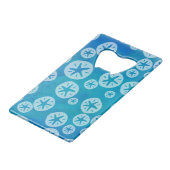 Sand Dollar White en Blue Pattern Creditkaart Flessenopener (Voorkant Gekanteld)