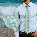 Sand Dollars Bruiloft Grooms Stropdas<br><div class="desc">Zanddollars stropdas. Turquoise groene stropdas met witte zanddollars. Het perfecte accessoire voor een strandbruiloft. Kleed de bruidegom en/of bruidsjonkers aan.</div>