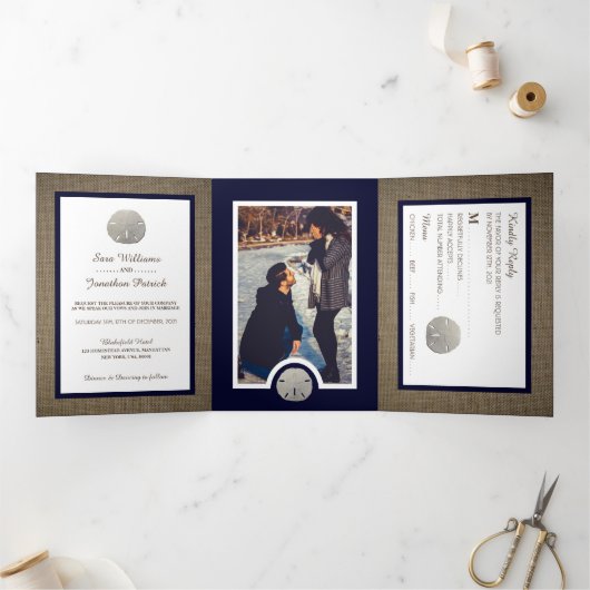 Sand Dollars & Burlap Navy Beach Wedding Suite Drieluik Uitnodiging (Binnen)