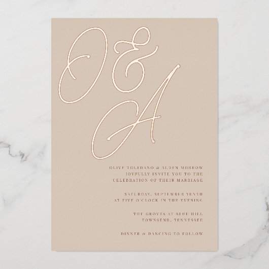 Sand | Roos Gold Script Monogram Weddenschap Folie Uitnodiging (Voorkant)