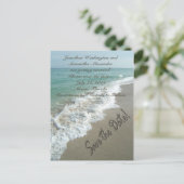 Sand Schrijven op het strand Save the Date Briefka Aankondigingskaart (Staand voorkant)