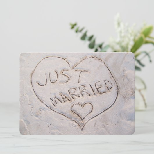 Sand Writing Just Married Announcement Party Kaart (Staand voorkant)