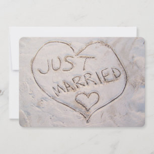 Sand Writing Just Married Announcement Party Kaart