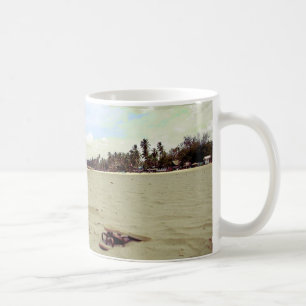 Sandaal op tropisch strand koffiemok