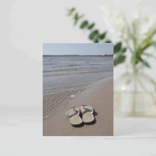 Sandalen op het strand briefkaart (Staand voorkant)