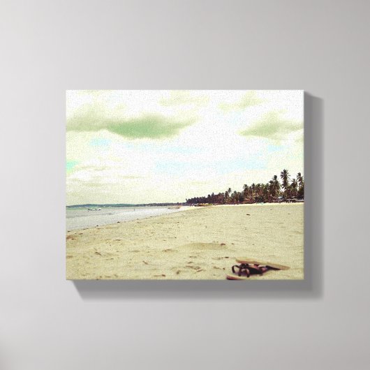Sandalen op tropisch strand canvas afdruk (Voorkant)