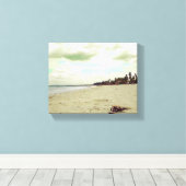 Sandalen op tropisch strand canvas afdruk (Insitu (Houten vloer))